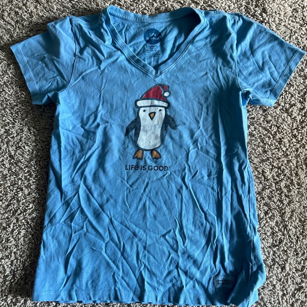 Life is Good Penguin Christmas V Neck Shirt Blue XS